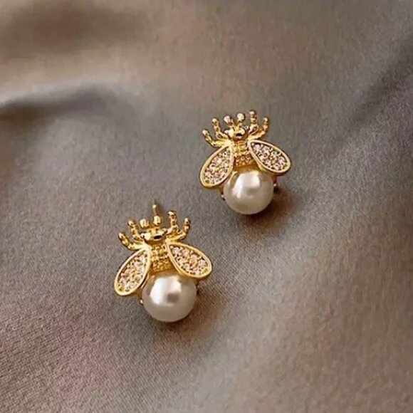 “Queen Bee” Royal Pearl Gold Insect Stud Earrings - Picture 1 of 6